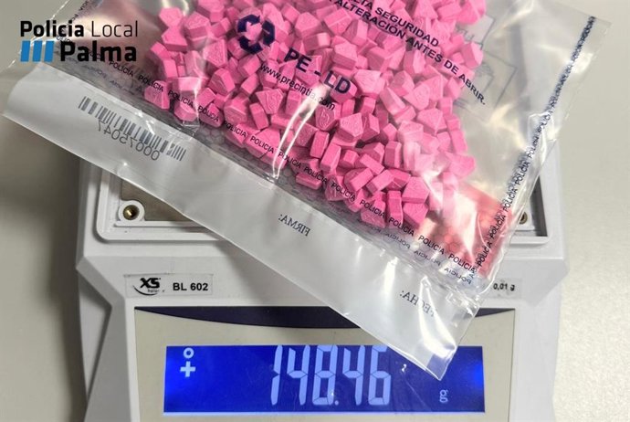 Interceptan un coche circulando a gran velocidad y hallan en su interior 360 pastillas de éxtasis.