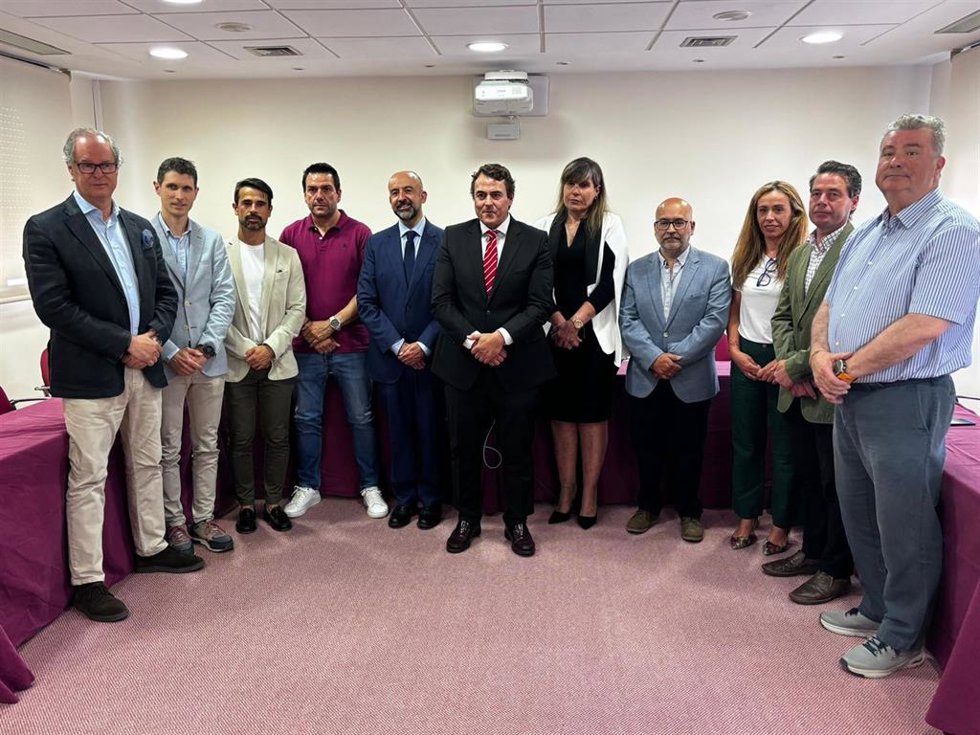 Foto de familia durante la presentación de la candidatura de David Peña a la secretaría de la CEOE-Cepyme Cuenca.