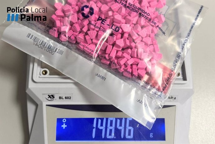 Interceptan un coche circulando a gran velocidad y hallan en su interior 360 pastillas de éxtasis.