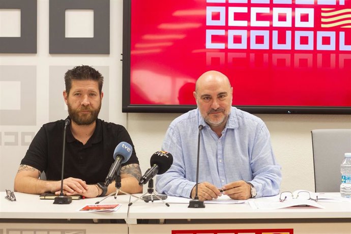 El secretario general de la Federación Estatal CCOO del Hábitat, Daniel Barragán, y el secretario geenral de CCOO del Hábitat , Pablo Castillo, en la rueda de prensa ofrecida este jueves en la sede del sindicato en Zaragoza.