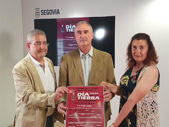 La alcaldesa de Valverde del majano, Olga Llorente, el alcalde de Segovia, José Mazarías, y el gerente d ela Comunidad de Villa y Tierra de Segovia, Luis Asenjo.