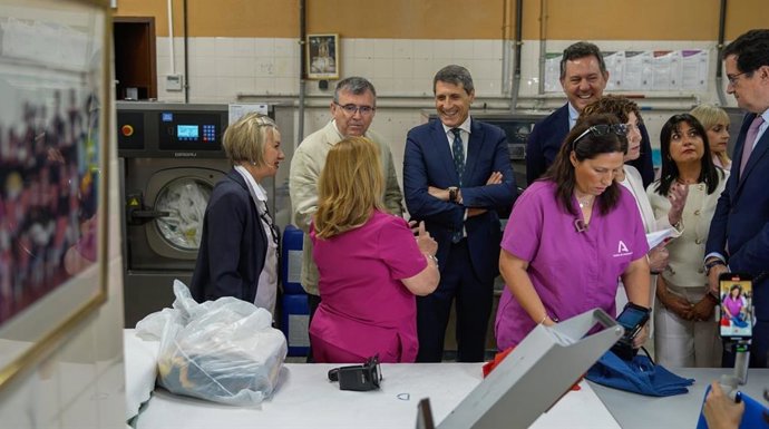 Visita del ministro Óscar López, a la derecha en la imagen, al centro de mayores de Armilla