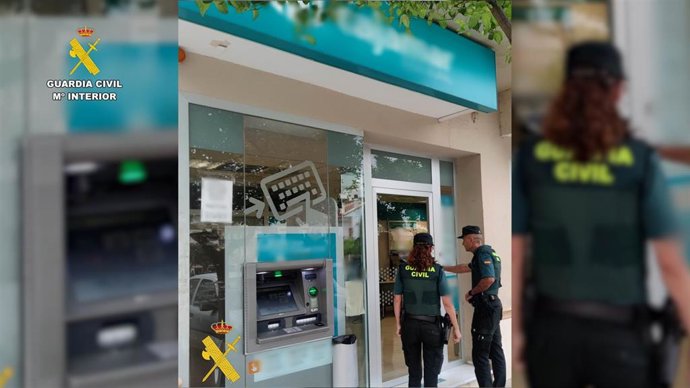 Agentes de la Guardia Civil durante una de las actuaciones vinculadas a la investigación por el robo con fuerza y estafa en Purchena (Almería).