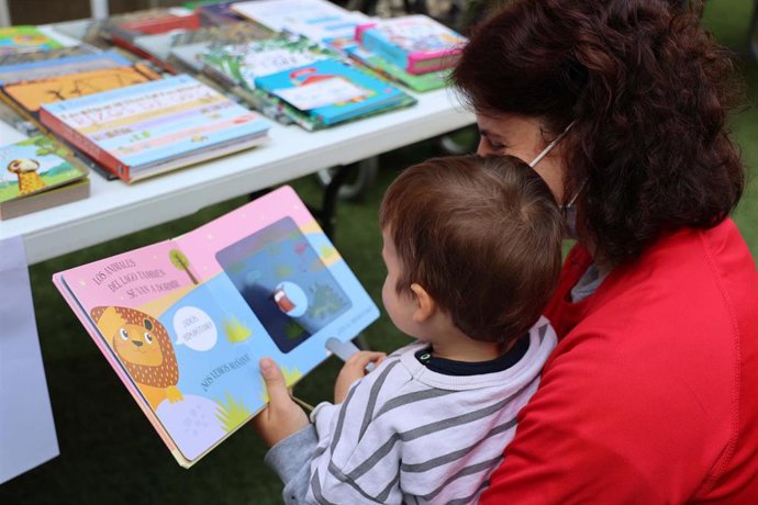 Archivo - El Hospital Niño Jesús reparte 400 libros para celebrar la Feria del Libro