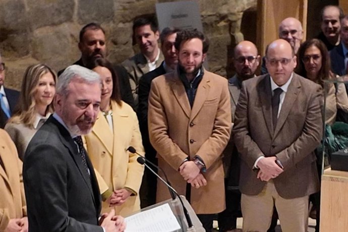 El presidente de la Diputación Provincial de Huesca (DPH), Isaac Claver, escucha el discurso del jefe del Gobierno autonómico, Jorge Azcón, durante la inauguración de la exposición del Monasterio de Santa María de Sijena.