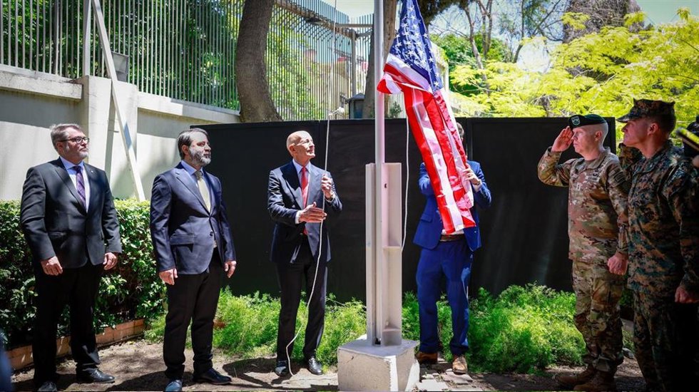 El enviado de Estados Unidos para Siria, Thomas Barrack, durante el izado de la bandera en la residencia del embajador en Damasco