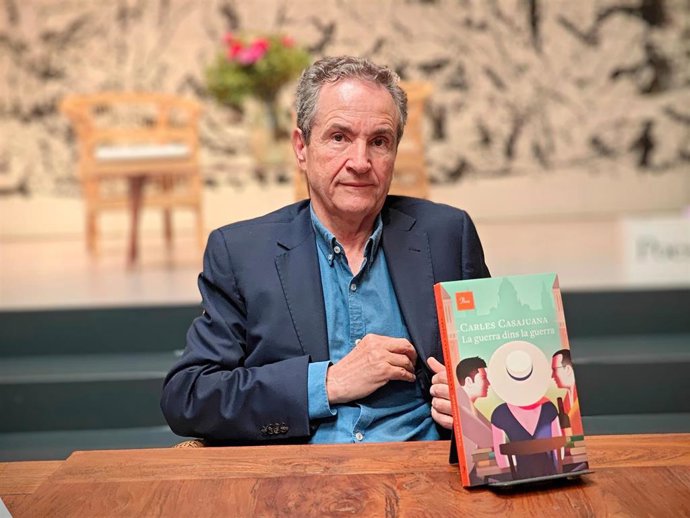 El escritor Carles Casajuana ha publicado 'La guerra dins la guerra'.