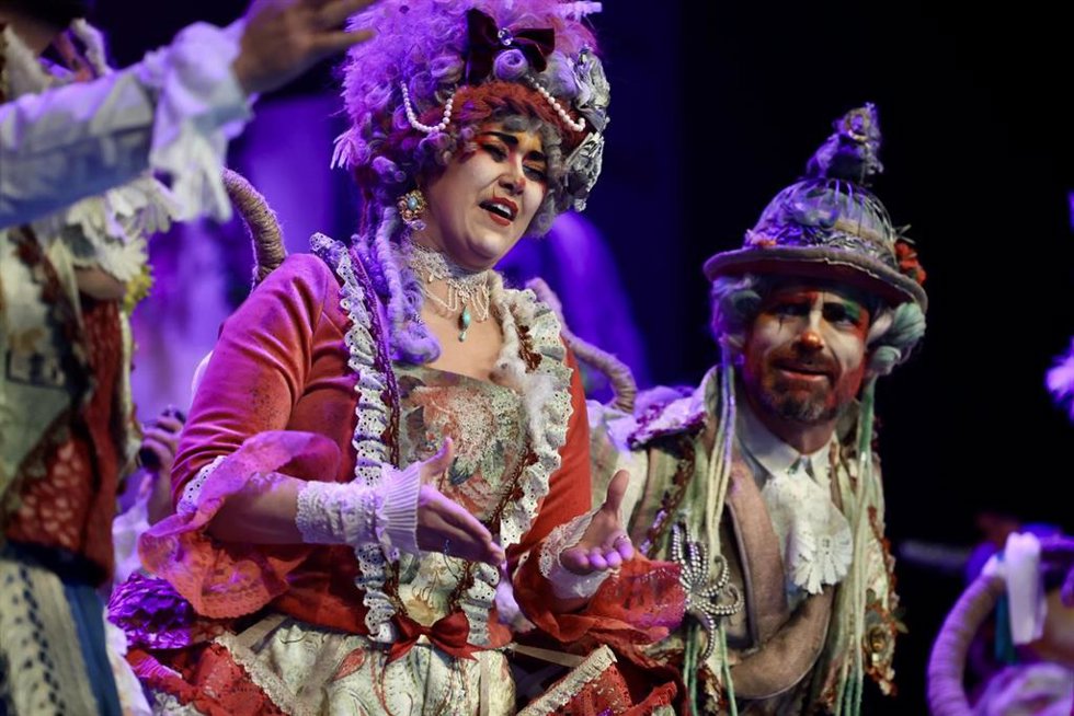 Archivo - La comparsa 'Las ratas' en el pasado Concurso oficial de agrupaciones del carnaval de Cádiz (COAC)