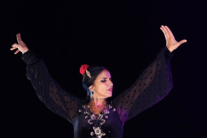 La bailaora Luisa Chicano estará acompañada en el escenario por los cantaores Manuel de la Curra, Antonio Luque 'Canito' y José Manuel Fernández, y por el guitarrista Francisco Vinuesa. El artista invitado al baile es Cristóbal García.