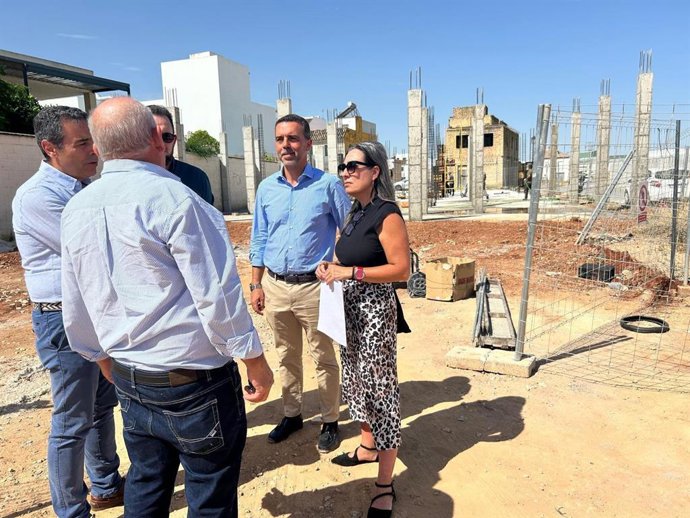 El delegado territorial de Justicia, Administración Local y Función Pública de la Junta en Sevilla, Javier Millán, en un encuentro con el alcalde de La Puebla de Cazalla, Antonio Martín.