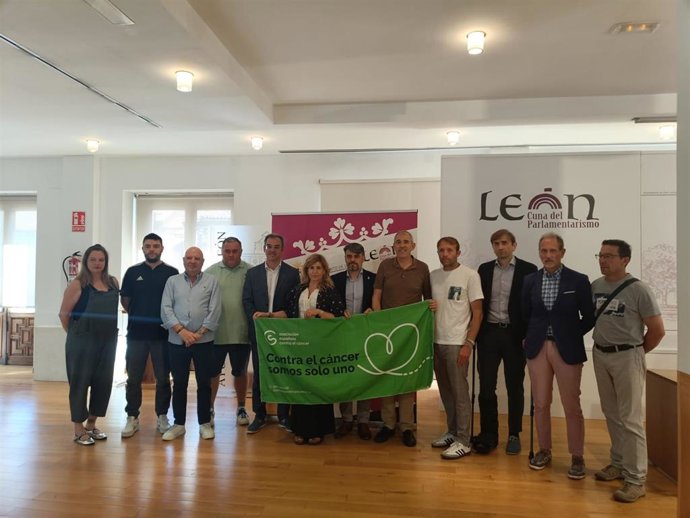 Miembros del Ayuntamiento de León, AECC y los clubes deportivos de León en la presentación de la campaña 'Clubes libres de humo'.