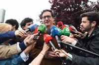 Óscar López augura que Ayuso va a ir "p'alante" por el ático y las residencias y acusa a Feijóo de ser su "encubridor"