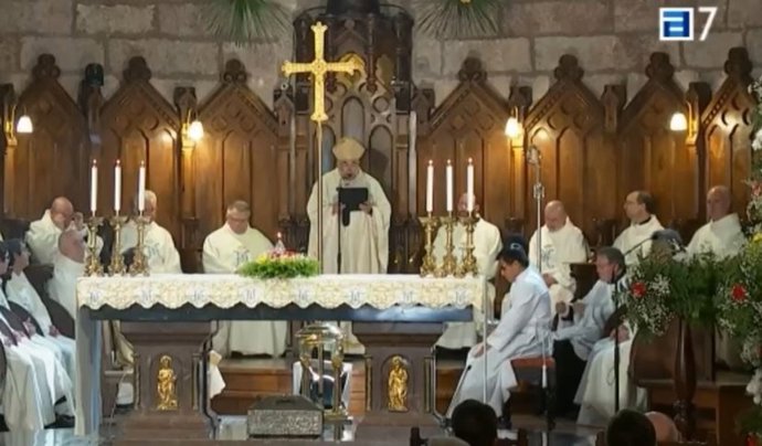 Archivo - El Arzobispo Jesús Sanz Montes durante la Misa del 8 de septiembre en Covadonga.
