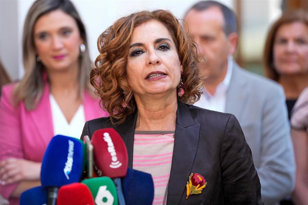 La secretaria general del PSOE-A, María Jesús Montero atiende a los medios de comunicación. A 29 de mayo de 2025 en Sevilla, Andalucía (España). La secretaria general del PSOE-A, María Jesús Montero, ha atendido a los medios en el Parlamento de Andalucí