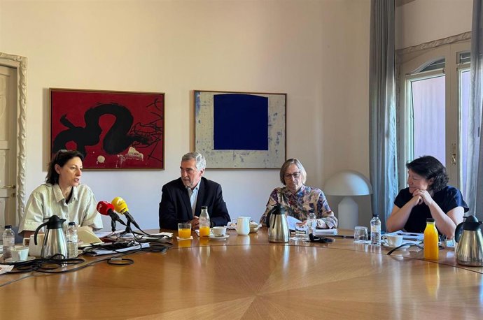 La directora de Experiencias Expositivas de la Fundació, Marga Viza; el presidente de la Fundació Catalunya La Pedrera, Germán Ramón-Cortés; y la directora general de la fundación, Marta Lacambra, en rueda de prensa este jueves