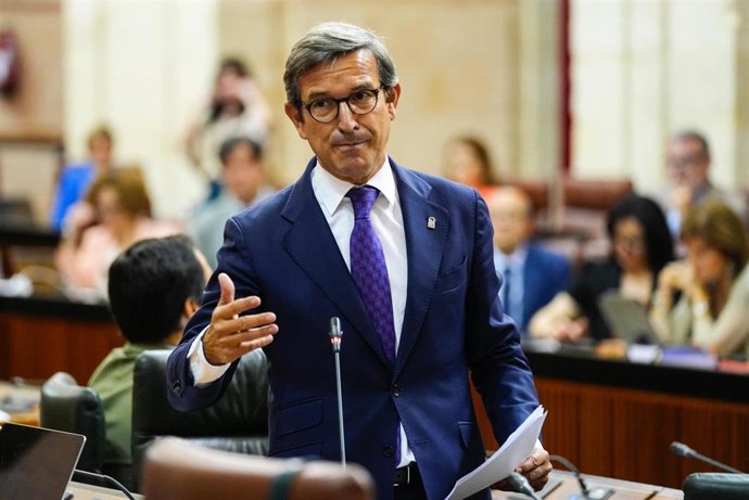 El consejero de Industria, Jorge Paradela, este jueves respondiendo en el Pleno del Parlamento a la pregunta del Grupo Socialista sobre sus ingresos y una anterior relación laboral.