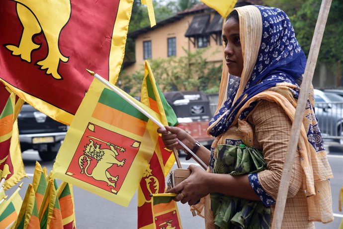 Archivo - COLOMBO, Feb. 1, 2025  -- A Sri Lankan merchant sells national flags in Colombo, Sri Lanka, Jan. 31, 2025. Sri Lanka will celebrate its 77th Independence Day on Feb. 4.