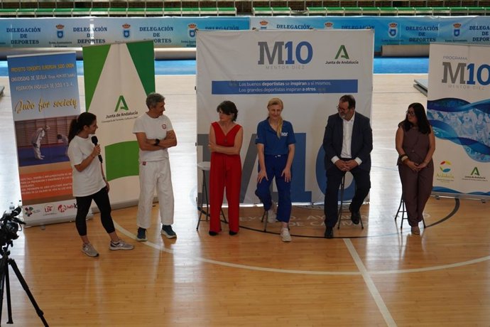 La Junta incentiva en Carmona la calidad de vida de las personas mayores a través del programa 'Mentor 10'.