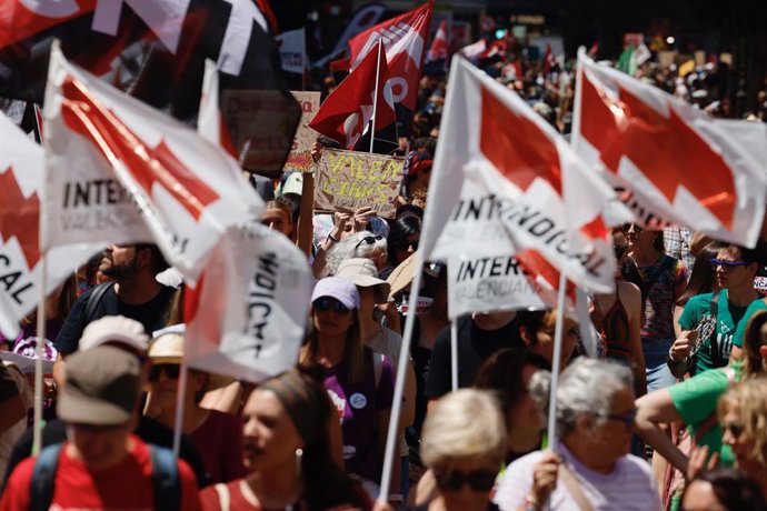 Imatge de la manifestació de les 12.00 hores dels participants en la vaga del 29 de maig convocada per Intersindical, CGT, CNT i COS