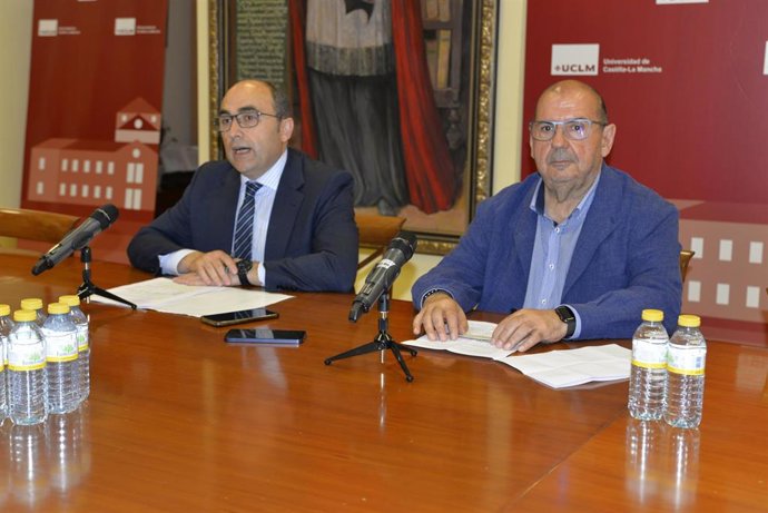 El coordinador técnico de las Pruebas de Acceso a la Universidad, Jesús Manuel Molero, y el presidente del Tribunal Único, Francisco Jesús García Navar, en rueda de prensa.