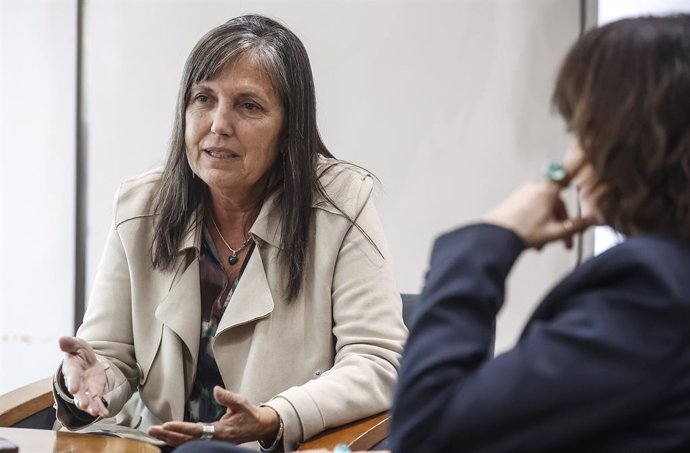 Archivo - Las escritoras Claudia Piñeiro (i) y Rosa Montero (d), durante una entrevista para Europa Press, a 11 de mayo de 2024, en Valencia, Comunidad Valenciana (España). Rosa Montero es escritora y periodista. Su debut literario, ‘Crónica del desamor’,