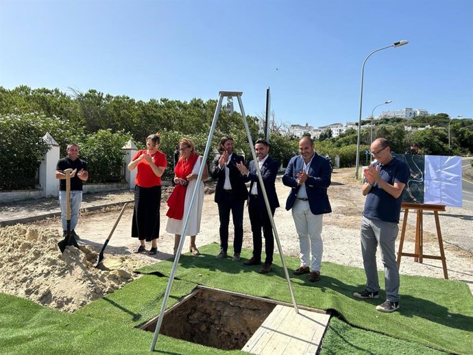 Colocación de la primera piedra del nuevo acceso por carretera a Vejer.