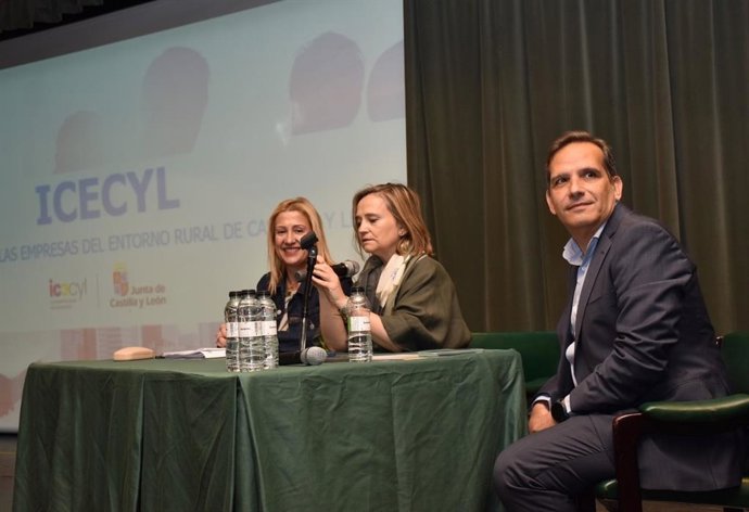 De izda a dcha, De Gregorio, Jiménez y Cobos presentan las ayudas del ICECYL en Ólvega (Soria).