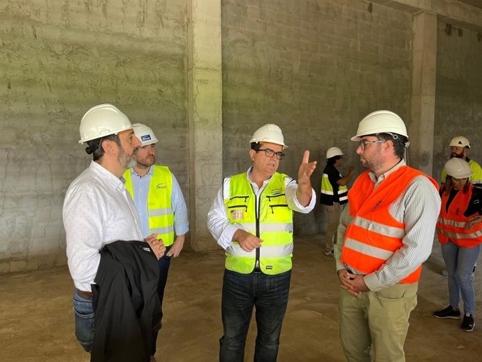 Imagen de archivo del diputado provincial Antonio Jesús Rodríguez durante una visita a una actuación en Tabernas (Almería), junto al alcalde del municipio.