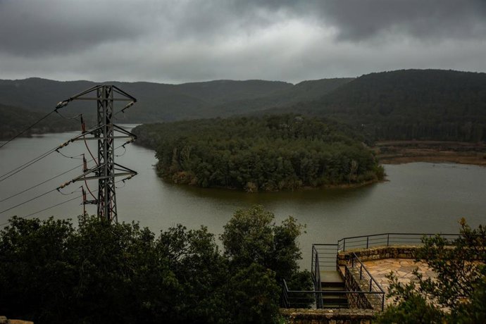 Archivo - Vista del embalse de Foix al 100% de su capacidad, en una imagen de archivo