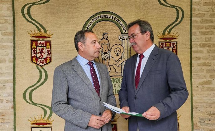El delegado del Gobierno de la Junta de Andalucía en Sevilla, Ricardo Sánchez, y el delegado territorial de Salud y Consumo, Manuel Molina.