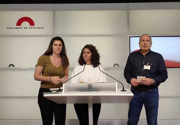 La portavoz de la organización de derechos humanos de Oriente Medio Al-Haq, Maha Abdallah; el director de la organización de derechos humanos en Gaza Al Mezan, Issam Younis, y la portavoz de Suds, Novact, Hèlia y Paz con Dignidad, Alys Samson.