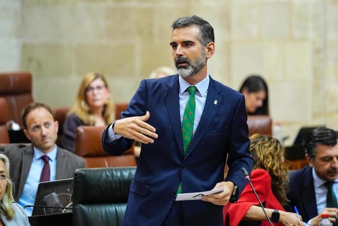El consejero de Agricultura, Pesca, Agua y Desarrollo Rural, Ramón Fernández-Pacheco, en el Parlamento andaluz.