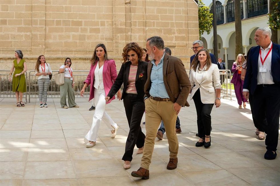La secretaria general del PSOE-A, María Jesús Montero a su llegada a la atención de medios de comunicación. A 29 de mayo de 2025 en Sevilla, Andalucía (España). La secretaria general del PSOE-A, María Jesús Montero, ha atendido a los medios en el Parlam