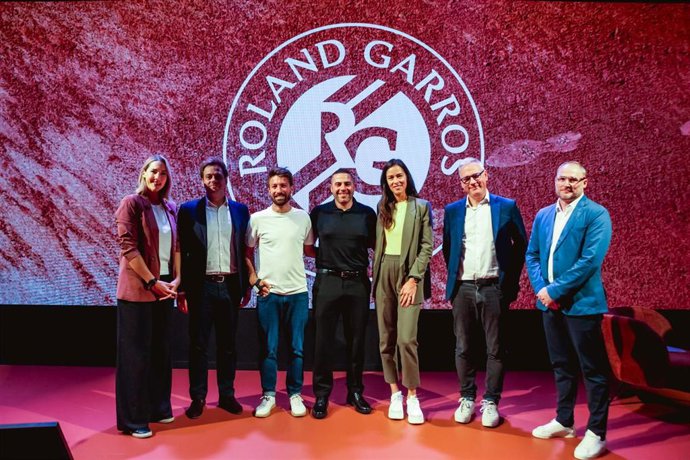 La ex número uno del mundo de la WTA y embajadora de Haier, Ana Ivanovic, y el CEO en Europa de la multinacional china, Neil Tunstall, en la presentación de la serie 'Road to Number One' en Roland Garros.