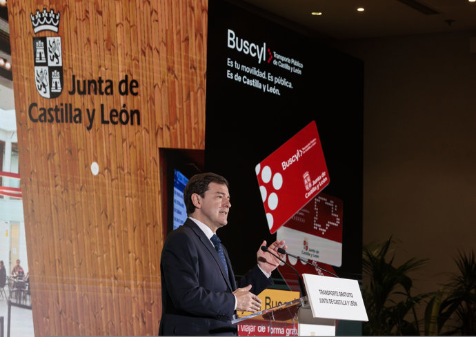 El presidente de la Junta, Alfonso Fernández Mañueco, presenta la tarjeta BusCyL.