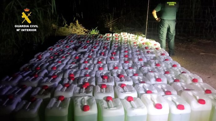 Imagen de las garrafas de combustibles intervenidas en una playa de Isla Cristina (Huelva).