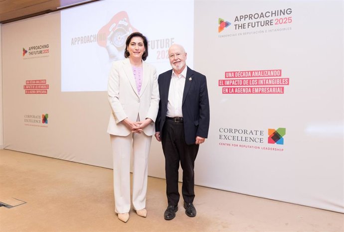 La presidenta de Corporate Excellence y directora de Comunicación y Relaciones Institucionales de CaixaBank, María Luisa Martínez, y el ceo de Corporate Excellence, Ángel Alloza.