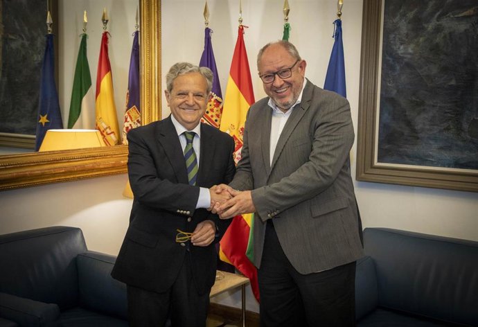 Salvador Fuentes y Manuel Torralbo se dan la mano tras la firma del acuerdo referido al Programa Integral de Vigilancia y Control de Vectores del Virus del Nilo Occidental en la provincia de Córdoba.