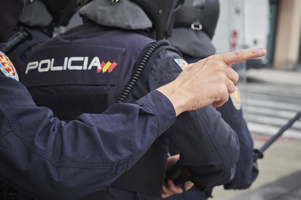 Archivo - Varios agentes de Policía Nacional.