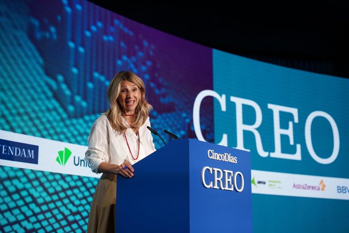 A Segunda Vice-Presidente e Ministra do Trabalho e Economia Social, Yolanda Díaz, falando durante o segundo dia do fórum CREO 2025, organizado pelo Cinco Días, em 29 de maio de 2025, em Madri (Espanha).