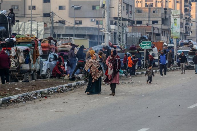 Archivo - Arquivo - Palestinos deslocados em Nuseirat diante da ofensiva do exército israelense contra a Faixa de Gaza (arquivo)