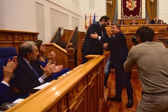 El presidente de Castilla-La Mancha, Emiliano García-Page, y el presidente del PP, Paco Núñez, tras aprobarse el nuevo Estatuto
