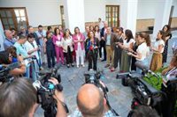 Montero aborda en el Parlamento con asociaciones cómo "revertir" que Andalucía sea "la última" en atender la dependencia