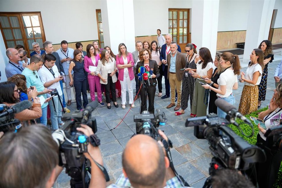 La secretaria general del PSOE-A, María Jesús Montero atiende a los medios de comunicación. A 29 de mayo de 2025 en Sevilla, Andalucía (España). La secretaria general del PSOE-A, María Jesús Montero, ha atendido a los medios en el Parlamento de Andalucí