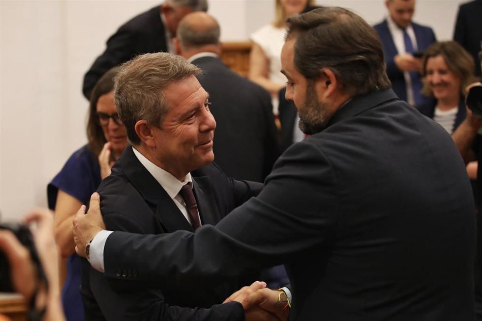 El presidente de Castilla-La Mancha, Emiliano García-Page, y el presidente regional del PP, Paco Núñez, se saludan tras la aprobación del Estatuto.