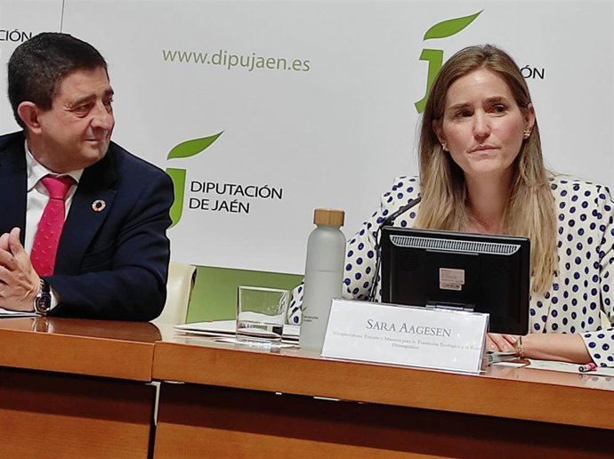 Imagen de archivo de la ministra Sara Aagesen junto al presidente de la Diputación, Francisco Reyes, durante la firma el pasado 14 de abril del Plan urgente de infraestructuras de abastecimiento de agua para la provincia de Jaén