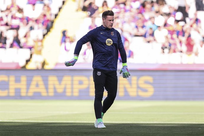 Marc-Andre ter Stegen, do FC Barcelona, observa durante a partida de futebol do Campeonato Espanhol, La Liga EA Sports, disputada entre FC Barcelona e Villarreal CF no Estadi Olimpic Lluis Companys em 18 de maio de 2025 em Barcelona, Espanha.