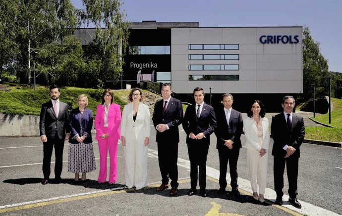 Autoridades en el acto de Grifols por el 25º aniversario de su centro de investigación e innovación de diagnóstico en Bizkaia
