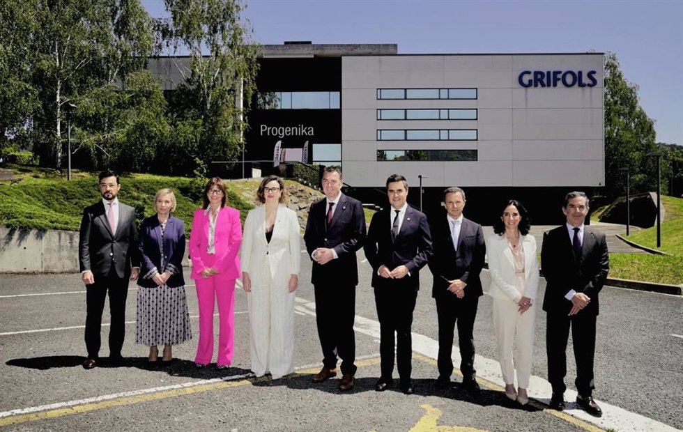 Autoridades en el acto de Grifols por el 25 aniversario de su centro de investigación e innovación de diagnóstico en Bizkaia