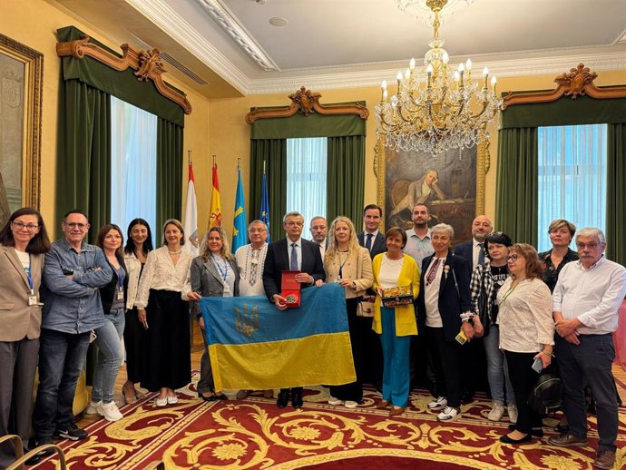 Firma del convenio de ayuda humanitaria a Ucrania del Ayuntamiento de Gijón y la ONG Help to Ukraine, en el Consistorio gijonés, con la presencia del embajador de Ucrania en España, Serhii Pohoreltsev.